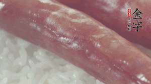 關(guān)上蓋子，煮到米飯露出時。