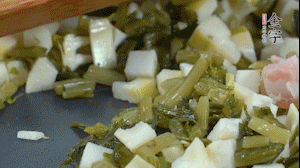 【餡料】2.鍋中油8成熱時(shí)，依次放入春筍、雪菜、淡咸肉，翻炒出香味。