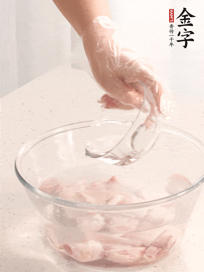 豬蹄除去雜毛、刮去油膩，斬成大塊，冷水浸泡半小時(shí)出血水，冷水下鍋，放入姜片、醋去腥，水燒開大約2分鐘，撈出。（白醋能夠讓豬蹄更白凈）