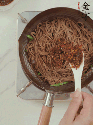 下蕎麥面，淋上少許醬油，加2勺金字火腿大師醬略翻炒即可。