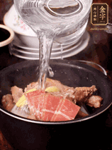 所有食材放入電飯鍋，加2勺料酒，足量的開水，按煲湯鍵煮湯