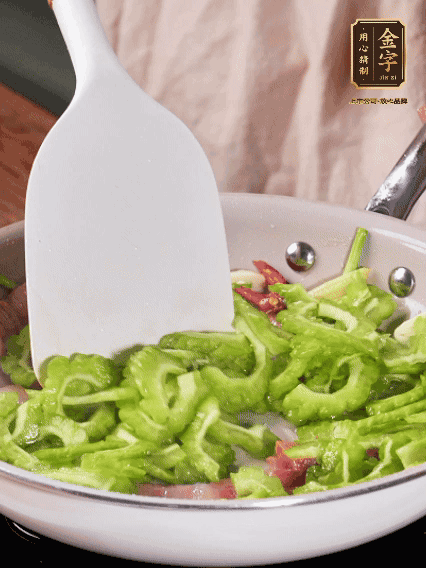 熱油，火腿、蔥姜、干辣椒煸香，再下苦瓜翻炒