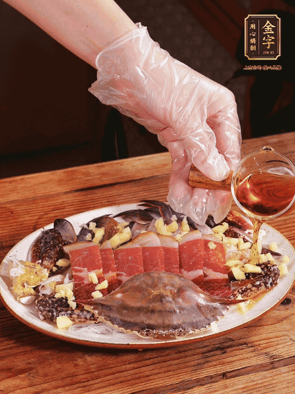 冷水上鍋蒸12分鐘（具體看蟹的大?。?，最后撒上蔥絲、澆上熱油即可